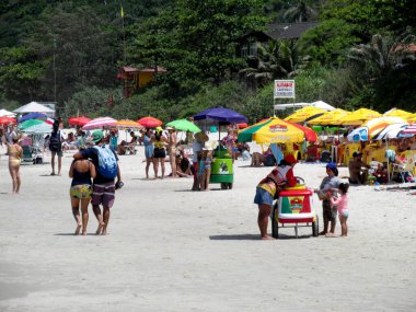 FLORIANOPOLIS, SC, 24.01.2020 - Praia Matadeiro sahilinde insan hareketi