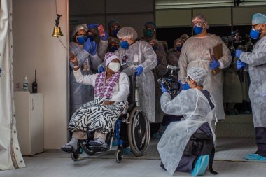  Brezilya, Sao Paulo - 29 Haziran 2020: Pacaembu kampanya hastanesi kapatıldı. Sao Paulo Belediye Başkanı Bruno Covas ve Sağlık Bakanı Edson Aparecido Pacaembu Kampanya Hastanesi 'nin kapatılmasına başladılar. Son hastalar nakledildi.