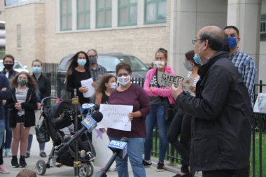 7 Ekim 2020, Forest Hill, New York, ABD: Bazı aileler New York eyalet valisinin okulları kapatma kararına tepki olarak 71-25 St. Forrest Hills, New York 'taki Devlet Okulu 196' da protesto eylemi düzenlediler. Phil Won, MSK 24 Topluluk Eğitimi Başkanı