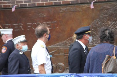 (New York 'ta 11 Eylül Anma Günü kutlaması. 11 Eylül 2020, New York, ABD: 9 / 11 Anma Günü New York 'ta gerçekleşti. Aileler ve arkadaşlar, Dünya Ticaret Merkezi' ne düzenlenen terörist saldırı sırasında ölenlere saygılarını sunuyor. 