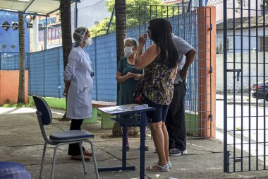 (Sao Paulo 'daki Paulista Bulvarı' nda kurulan çadırda Covid-19 'a karşı aşı. 25 Temmuz 2021, Sao Paulo, Brezilya: İnsanlar 25 Pazar günü Sao Paulo 'da Paulista Bulvarı' nda kurulan bir çadırda Covid-19 'a karşı aşılandı. Belediye Başkanı Ricardo Nunes