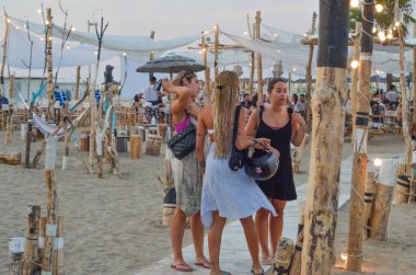 Riviera Romagnola 'da 40 derece. 1 Ağustos 2020 'de İtalya' nın Rimini kentinde Ağustos ayı başı ve artan sıcaklıkla birlikte turistler ve İtalyanlar plajda serinlemek için bundan yararlanıyorlar.