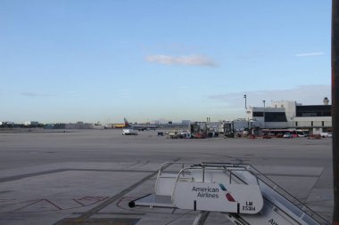 29 Aralık 2020, Miami, Florida, ABD: Covid-19 salgını sırasında Miami uluslararası havaalanında yoğun insan dolaşımı 