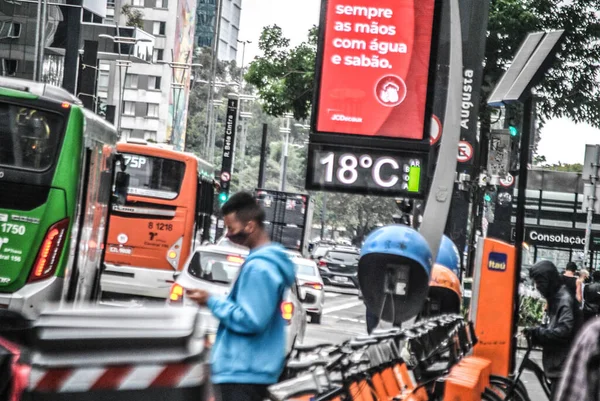 São Paulo 2020 Movimento Pessoas Rua Com Temperatura Graus — Fotografia de Stock