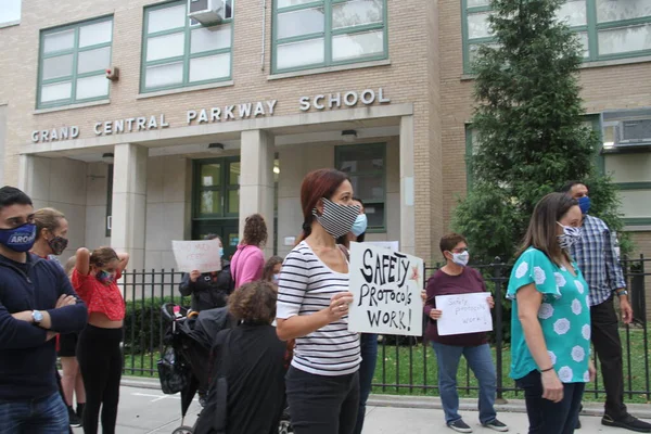 Października 2020 Forest Hill Nowy Jork Usa Niektórzy Rodzice Protestują — Zdjęcie stockowe