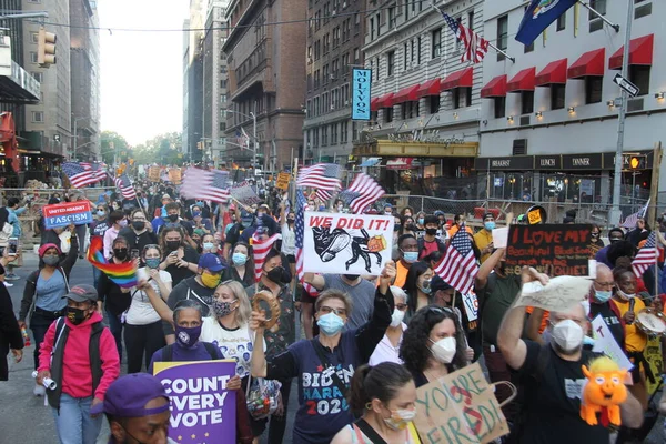 Noviembre 2020 Nueva York Estados Unidos Gente Marchando Largo Avenida —  Fotos de Stock