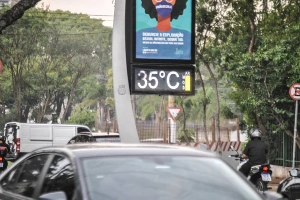 2020年9月30日 巴西圣保罗 温度计测量圣保罗市中心Avenida Paulista地区的摄氏度 30度 — 图库照片