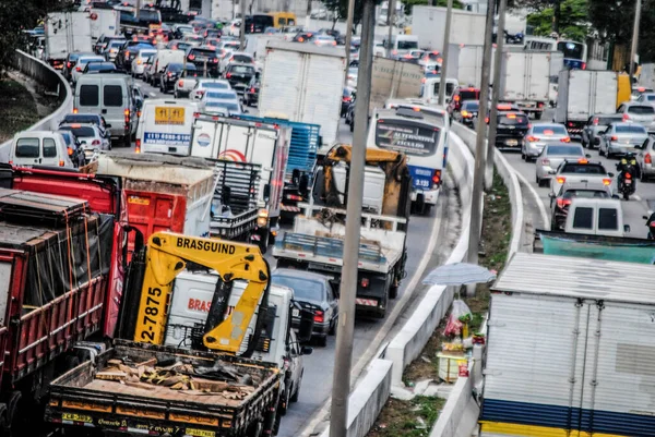 サンパウロでの交通 2020年10月14日ブラジル サンパウロ サンパウロのマルグナル タイテ高速道路での交通量 — ストック写真