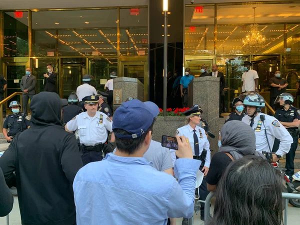 在哥伦布圆环特朗普国际酒店 Trump International Hotel Columbus Circle 举行的支持乔治 弗洛伊德的和平抗议 2020年6月2日 美国纽约 — 图库照片