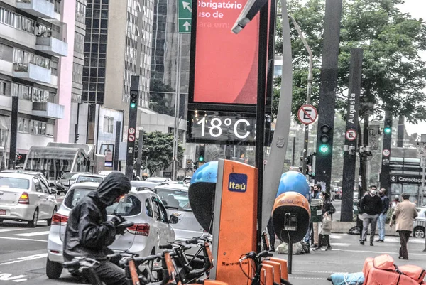 São Paulo 2020 Movimento Pessoas Rua Com Temperatura Graus — Fotografia de Stock