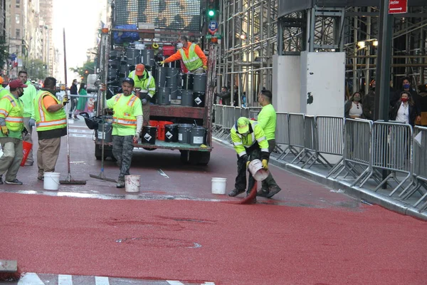 Října 2020 New York Usa Avenue Objevují Dělníci Štěrkem Ulicí — Stock fotografie