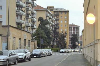 (INT) COVID-19 / Milano 'da 26 Mart 2020, Milano, İtalya: Bu akşam erken saatlerde Precotto' da insan dolaşımı başladı ve neredeyse hiç kimse sokaklarda görülmedi.