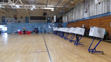 (Brooklyn 'de erken oylama. 30 Ekim 2020, Brooklyn, New York, ABD: Birkaç yorgun ama sabırsız Brooklyn seçmeni, geleneksel olarak demokratik olan bu Str.