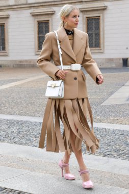 Milan Moda Haftası. 25 Eylül 2020, Milano, İtalya: Alman Nüfuzlu Leonie Hanne Max Mara, Fendi, Alberta Ferreti, Etro ve Prada gibi birçok gösteride yer alıyor. Leone ünlü Müze del 'in önünde fotoğraf servisi yapıyordu. 