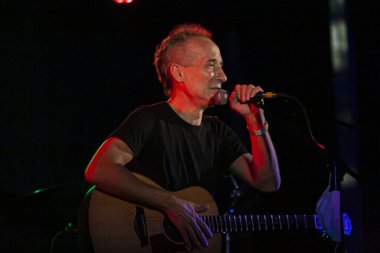 IRA FOLK 'un müzikal gösterisi. 18 Aralık 2020, Sao Paulo, Brezilya: Nasi ve Edgard Scandurra, TOM BRASIL 'in sahnesinde ilk kez. Şovu, IRA 'yı aradılar! Grubun klasik akustik ve duygusal performansı olan FOLK