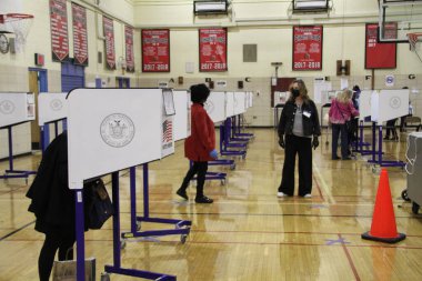 New York, ABD 'de insanlar oy kullanıyor