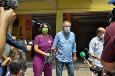 Sao Paulo 'daki seçimler: Eduardo Suplicy oyları. 15 Kasım 2020, Sao Paulo, Brezilya Alameda Gabriel Monteiro da Silva 'daki Colegio Madre Alix' te oy kullandı.