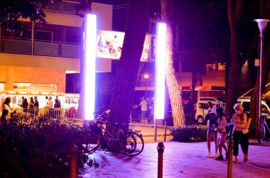 Riccione 'de Pembe Gece. 6 Ağustos 2020, Raccione, Rimini, İtalya: Pembe Gece boyunca Emilia-Romagna sakinleri ve turistler arasında çok fazla hareket var. Riccione, DJ 'leri olan ve meşgul olan herkesi ağırlayan şehirlerden biri.