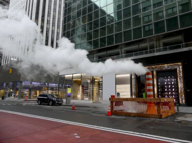 (Covid-19 / New York 'ta Hareket. 29 Mart 2020, New York, ABD: Coronavirus salgını yüzünden Apple mağazası ve Trump Kulesi kapatıldı ve New York 'ta sokaklar boşaldı