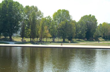 İtalya 'da FERRAGOSTO Tatili. 12 Ağustos 2020, Rimini, İtalya: İtalyan bayramı bu hafta sonu yaklaşıyor ve şimdiden Riviera Romagnola ve Rimini 'de büyük bir hareketlilik var.. 