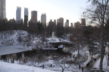 17 Aralık 2020, New York, ABD: New York 'a yağan yoğun kar sonrası pek çok yan etki ve eğlence getirdi. Bu birçok insanın hareket etmesine neden oldu ve Central Park 'taki gölleri dondurdu. 