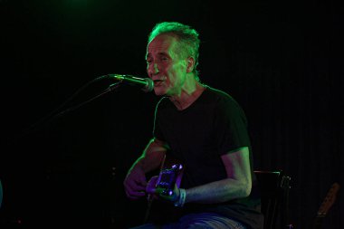 IRA FOLK 'un müzikal gösterisi. 18 Aralık 2020, Sao Paulo, Brezilya: Nasi ve Edgard Scandurra, TOM BRASIL 'in sahnesinde ilk kez. Şovu, IRA 'yı aradılar! Grubun klasik akustik ve duygusal performansı olan FOLK