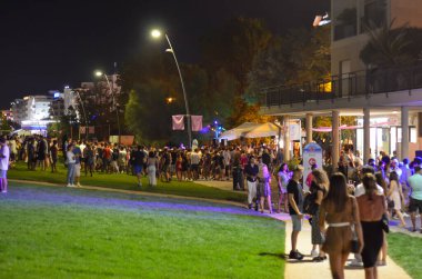 Maaş zammı talep eden protesto. 8 Ağustos 2020, Rimini, İtalya: Kutlamalar ve eğlencenin yanı sıra, daha iyi ücret ve güvenlik isteyen bazı insanların protestolarını da beraberinde getirdi. Ve tüm bu kümelenmelerle, Emi sakinlerini terk ediyor.