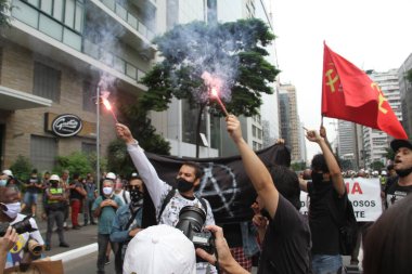 9 Ocak 2021, Sao Paulo, Brezilya: Paulista Caddesi 'ndeki MASP' de 60-64 yaşları arasında Sao Paulo 'nun anneleri ve Sao Paulo' nun doğu bölgesinden Mayıs ayının anneleri tarafından düzenlenen ücretsiz otobüs biletinin çekilmesine karşı barışçıl bir protesto.