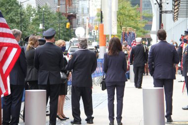 (New York 'ta 11 Eylül Anma Günü kutlaması. 11 Eylül 2020, New York, ABD: 9 / 11 Anma Günü New York 'ta gerçekleşti. Aileler ve arkadaşlar, Dünya Ticaret Merkezi' ne düzenlenen terörist saldırı sırasında ölenlere saygılarını sunuyor. 