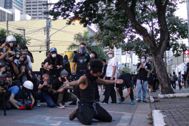 (Sao Paulo 'da protestocular gözaltına alındı. 7 Haziran 2020, Sao Paulo, Brezilya: Pinheiros Mahallesi 'nde faşizm ve ırkçılığa karşı eylem sırasında protestocular askeri polisle karşılaştıktan sonra gözaltına alındı
