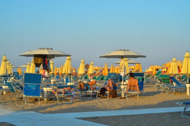 Riviera Romagnola 'da 40 derece. 1 Ağustos 2020 'de İtalya' nın Rimini kentinde Ağustos ayı başı ve artan sıcaklıkla birlikte turistler ve İtalyanlar plajda serinlemek için bundan yararlanıyorlar.