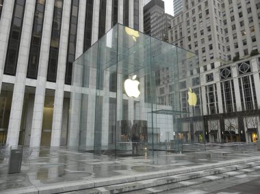 (Covid-19 / New York 'ta Hareket. 29 Mart 2020, New York, ABD: Coronavirus salgını yüzünden Apple mağazası ve Trump Kulesi kapatıldı ve New York 'ta sokaklar boşaldı