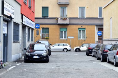 (INT) COVID-19 / Milano 'da 26 Mart 2020, Milano, İtalya: Bu akşam erken saatlerde Precotto' da insan dolaşımı başladı ve neredeyse hiç kimse sokaklarda görülmedi.
