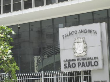 Yeniden seçilen belediye başkanının ve seçilen meclis üyelerinin yemin töreni sırasında protesto. 1 Ocak 2021, Sao Paulo, Brezilya