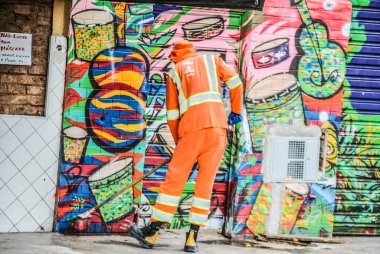 Covid-19 'un ortasında sokak temizliği. 29 Eylül 2020, Sao Paulo, Brezilya: Sao Paulo Belediyesi çalışanları şehrin doğu bölgesindeki Lapa, Covid-19 'un ortasında caddeleri temizlerken görüldü. 