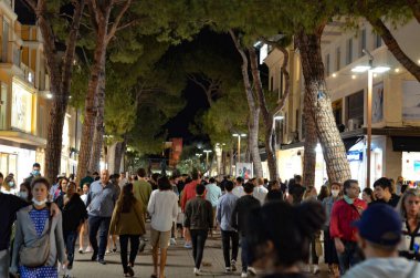 Riccione 'de Pembe Gece. 6 Ağustos 2020, Raccione, Rimini, İtalya: Pembe Gece boyunca Emilia-Romagna sakinleri ve turistler arasında çok fazla hareket var. Riccione, DJ 'leri olan ve meşgul olan herkesi ağırlayan şehirlerden biri.