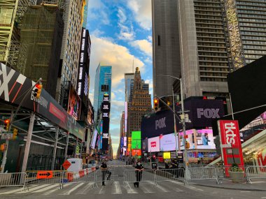 Belediye Başkanı Bill De Blasio, New York City, ABD 'de sokağa çıkma yasağını kaldırdı.