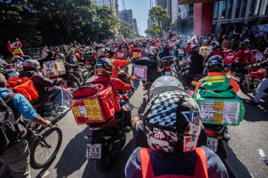 Sao Paulo 'daki APP teslimatçılarının protestosu. 1 Temmuz 2020, Sao Paulo, Brezilya: Anti-Faşist Kuryeler adı verilen APP kuryeleri, Sao Paulo 'da Avenida Paulista' yı protesto etmek için ulusal durdurma eylemi gerçekleştirdiler. Daha iyi çalışma koşulları istiyorlar.