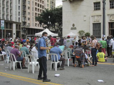 Sao Paulo 'da evsiz insanlar protesto ediyor. 14 Ocak 2021, Sao Paulo, Brezilya: Evsizlerin bir grup savunucusu Sao Paulo Belediye Binası önünde Sao Paulo, Sao Paulo, Sao Paulo. 