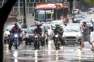 Sao Paulo (SP), 15 / 12 / 2020 - Paulista Bulvarı 'nda Yağmur ve Brezilya' nın Sao Paulo kentindeki Conosalaco Caddesi 