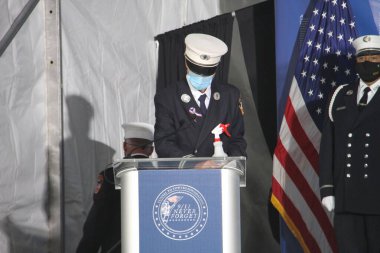 (New York 'ta 11 Eylül Anma Günü kutlaması. 11 Eylül 2020, New York, ABD: 9 / 11 Anma Günü New York 'ta gerçekleşti. Aileler ve arkadaşlar, Dünya Ticaret Merkezi' ne düzenlenen terörist saldırı sırasında ölenlere saygılarını sunuyor. 