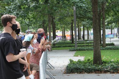 (New York 'ta 11 Eylül Anma Günü kutlaması. 11 Eylül 2020, New York, ABD: 9 / 11 Anma Günü New York 'ta gerçekleşti. Aileler ve arkadaşlar, Dünya Ticaret Merkezi' ne düzenlenen terörist saldırı sırasında ölenlere saygılarını sunuyor. 