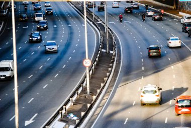 (Sao Paulo 'da trafik durumu. 12 Mayıs 2020, Sao Paulo, Brezilya: Avenida 23 de Maio, Sao Paulo 'daki trafik akışı, Coronavirus salgını sırasında her iki yönde de