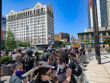 (Barışçıl Siyahi Hayatları Harlem 'de protesto. 9 Haziran 2020, Harlem, New York, ABD: Siyahi Yaşamı Meseleleri üyeleri, Georg için adalet talebiyle Harlem 'deki Adam Clayton Powell JR devlet binasının önünde toplandı.