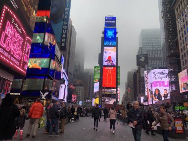 New York, Amerika Birleşik Devletleri: Times Suare 'de insanların hareketi New York' ta