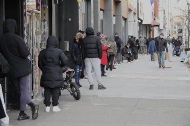 25 Kasım 2020, Harlem, New York, ABD: Birçok insan, Harlem 'deki West 125. Cadde' deki City MD 'de yapılan COVID-19 testi için sırada bekliyor.