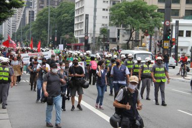 (Sao Paulo 'daki yaşlılar için ücretsiz otobüs biletinin çekilmesine karşı barışçıl bir protesto. 9 Ocak 2021, Sao Paulo, Brezilya: Paulista Bulvarı 'ndaki MASP' de 60-64 yaş arası yaşlılar için ücretsiz otobüs biletinin çekilmesine karşı barışçıl bir protesto
