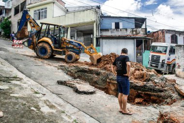 GUARULHOS, Sao Paulo - 25 Aralık 2020: CRATER, GuARULHOS 'ta yol onarımı