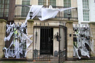 13 Ekim 2020, New York, ABD: Bazı insanlar evlerini gerçek New York gününden günler önce Cadılar Bayramı kostümleriyle dekore etmeye başladılar bile. Cadılar Bayramı, her yıl Ekim akşamı gerçekleşen ölülerin anısına bir kutlamadır. 