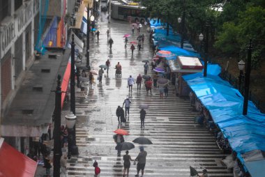 Sao Paulo (SP), 15 / 12 / 2020 - Paulista Bulvarı 'nda Yağmur ve Brezilya' nın Sao Paulo kentindeki Conosalaco Caddesi 